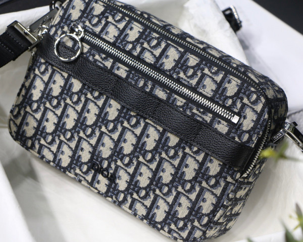 D*or safari messenger bag