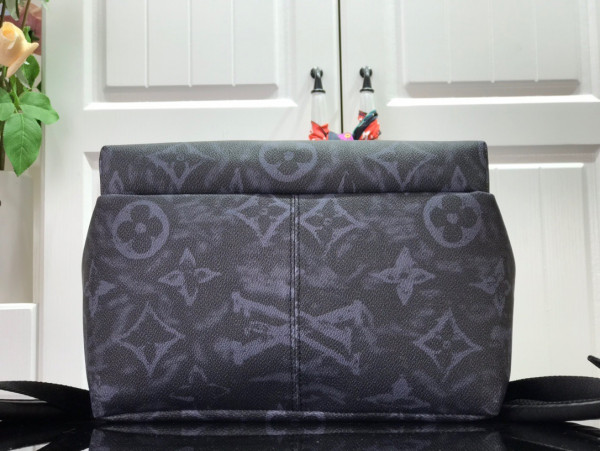 l**is V*t*n discovery backpack pm