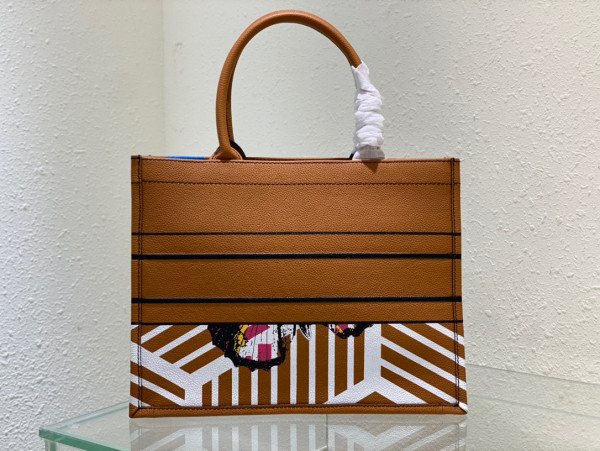 medium D*or book tote