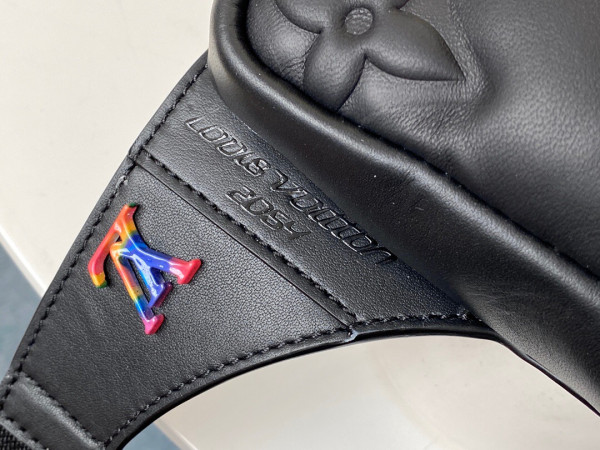 l**is V*t*n asymmetrical sling bag