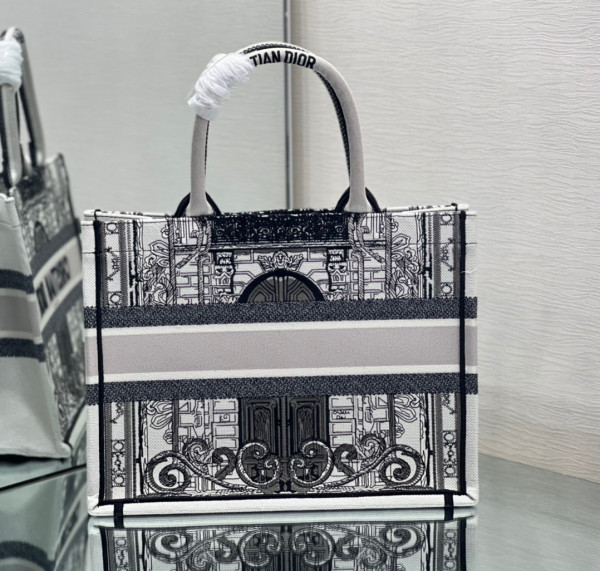 medium D*or book tote