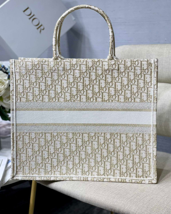 large D*or book tote