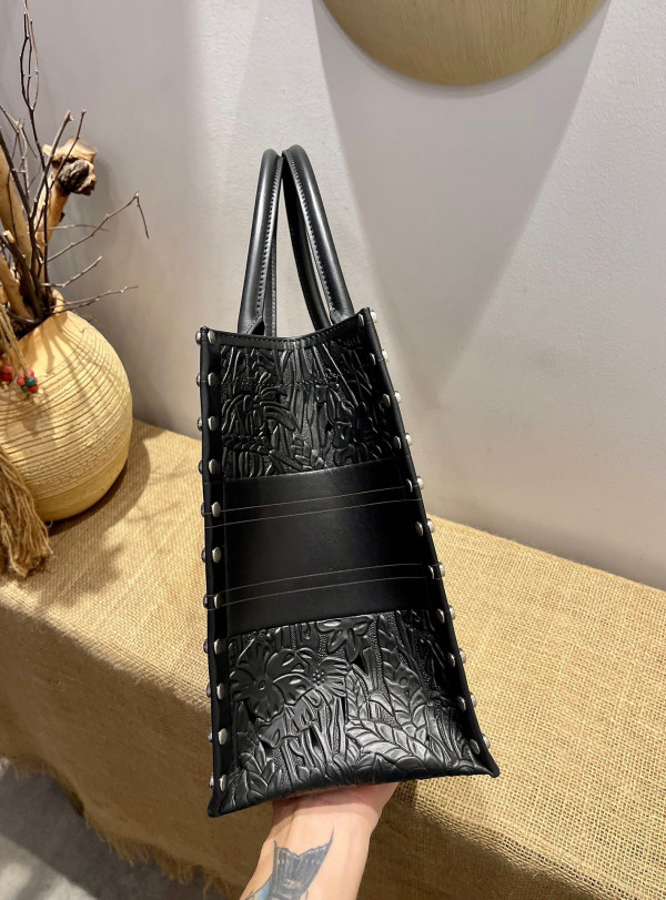 large D*or book tote