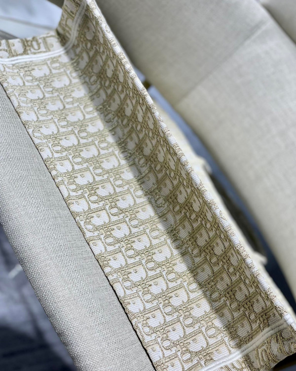 large D*or book tote