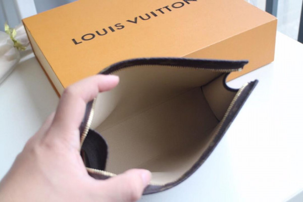 l**is V*t*n toiletry pouch 19