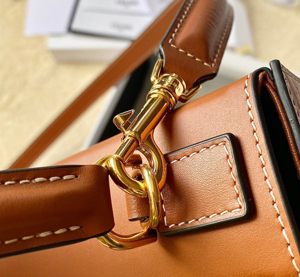 Ce**e box triomphe in natural calfskin