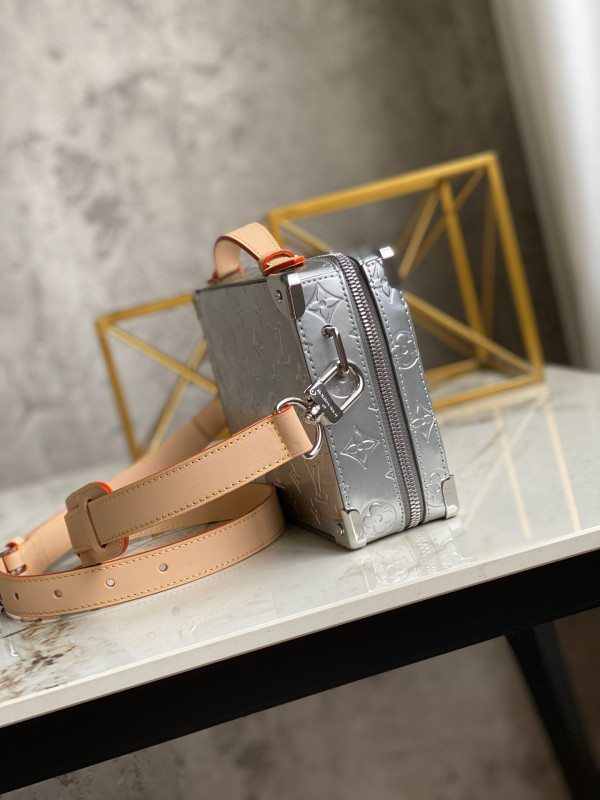 l**is V*t*n handle trunk