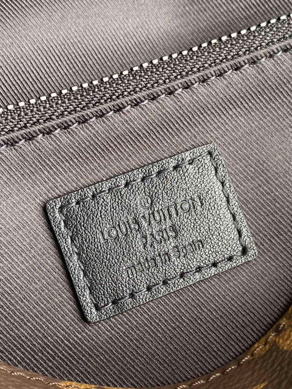 l**is V*t*n s lock sling bag