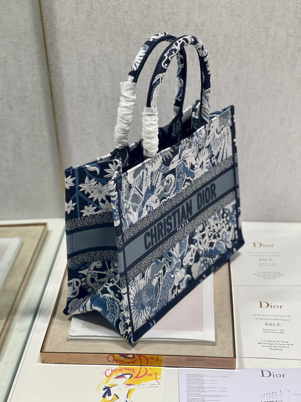 medium D*or book tote
