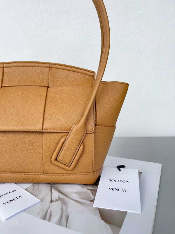 Bo*te*ga ve*ne*ta arco