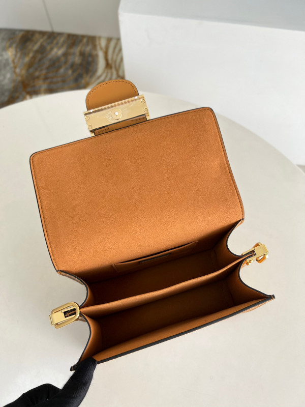 l**is V*t*n dauphine mini