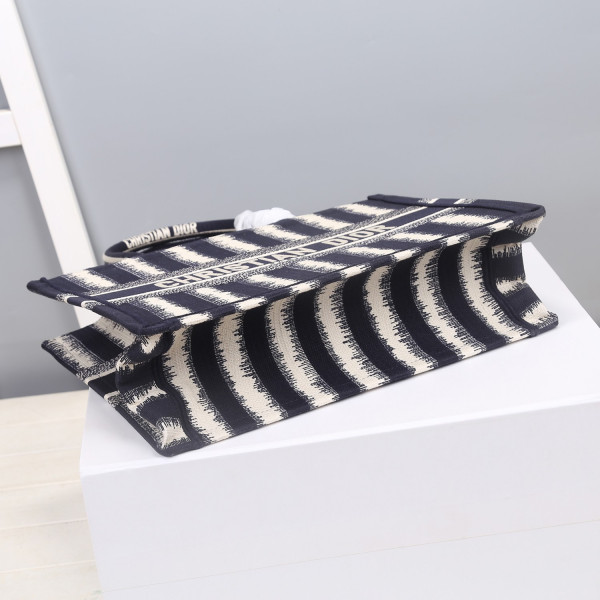 medium D*or book tote