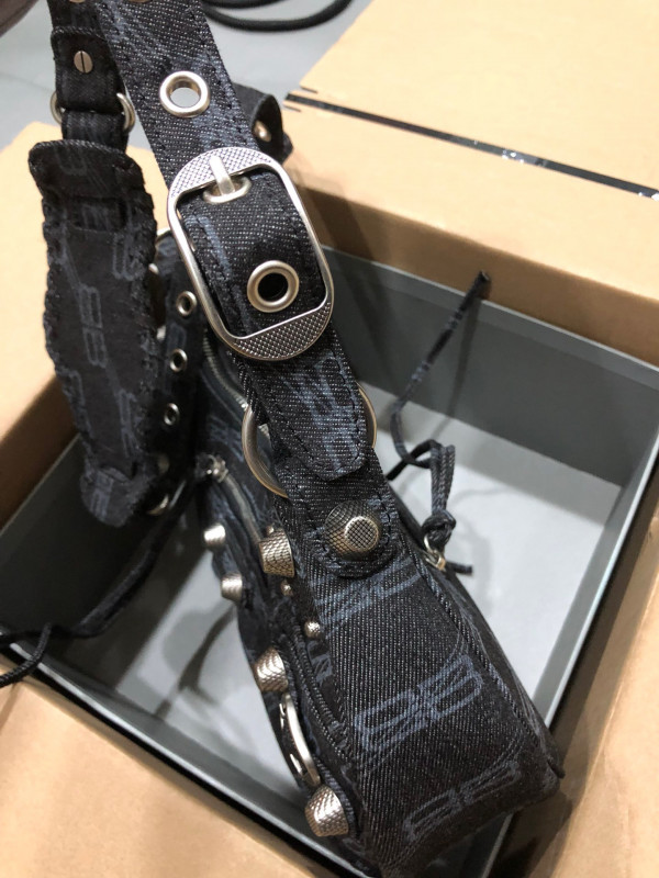 Ba*len*cia*ga women''s le cagole small shoulder bag