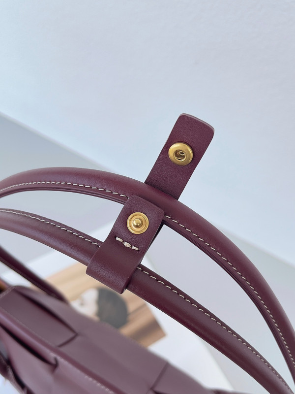 Bo*te*ga ve*ne*ta arco