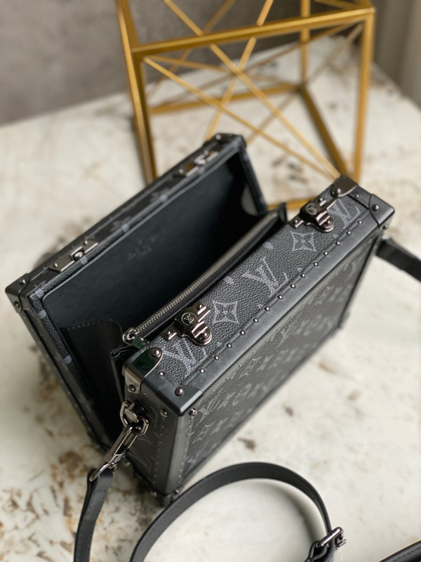 l**is V*t*n clutch box