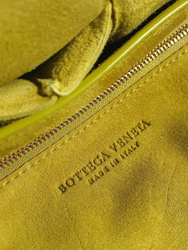 Bo*te*ga ve*ne*ta the chain cassette