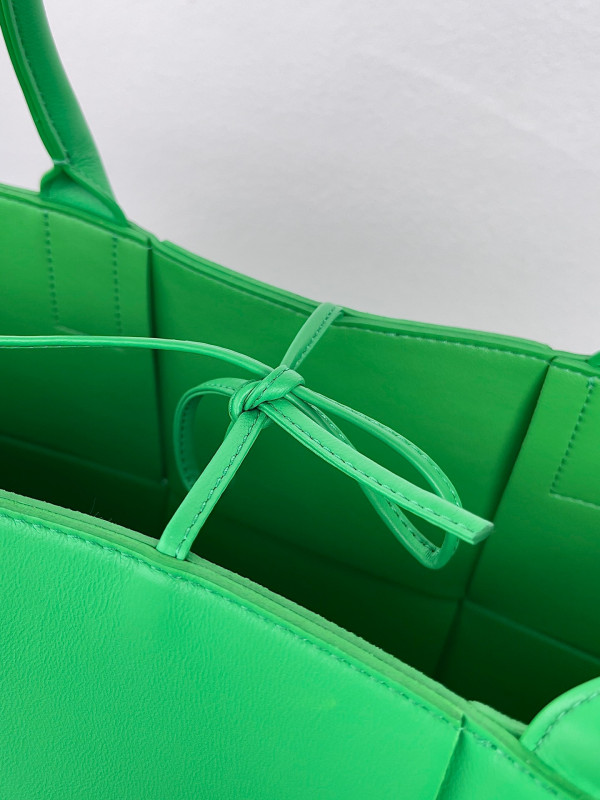 Bo*te*ga ve*ne*ta arco medium tote