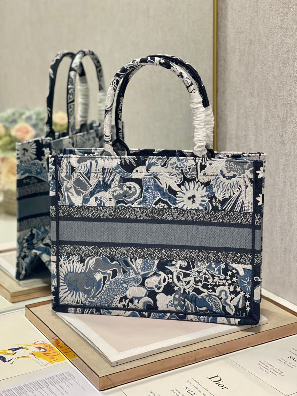 medium D*or book tote