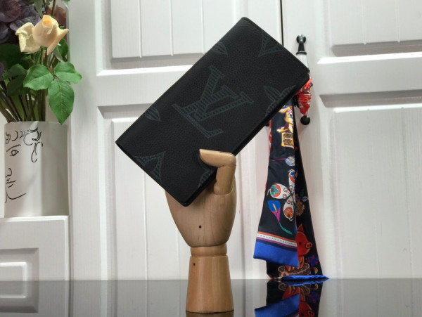 l**is V*t*n brazza wallet