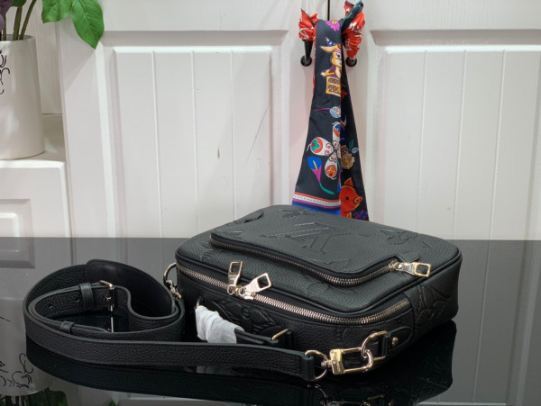 l**is V*t*n messeanger bag