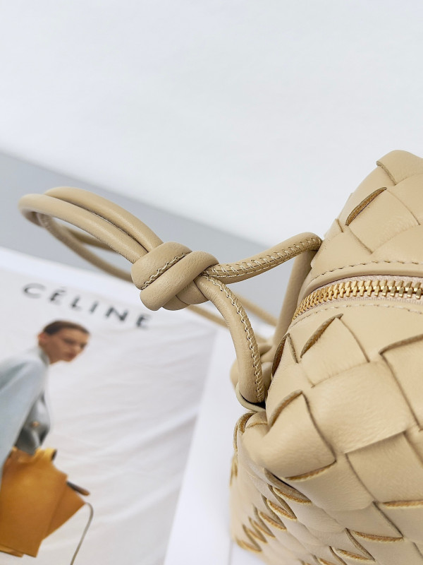 Bo*te*ga ve*ne*ta small loop camera bag