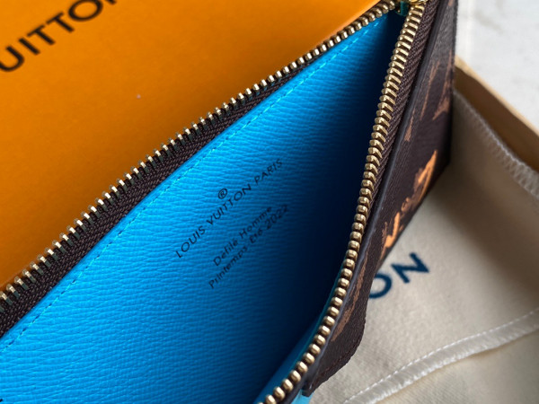 l**is V*t*n cc holder