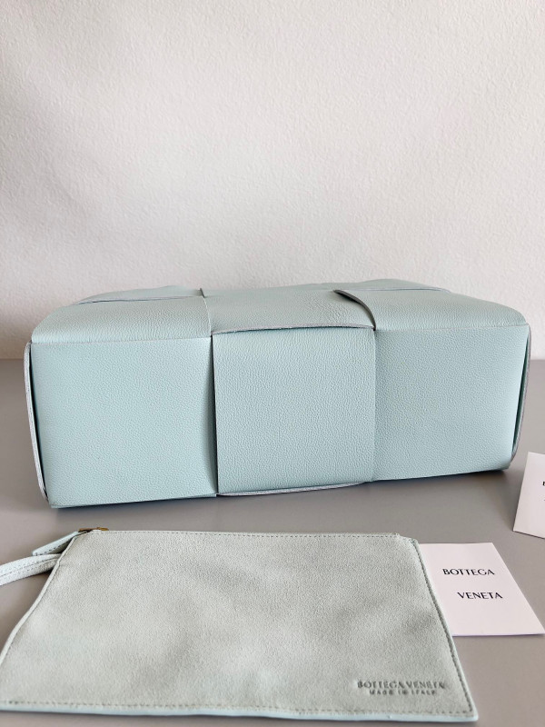 Bo*te*ga ve*ne*ta arco medium tote