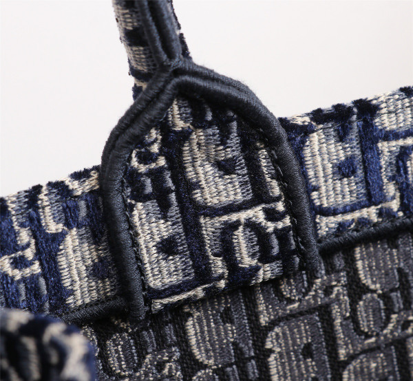 medium D*or book tote