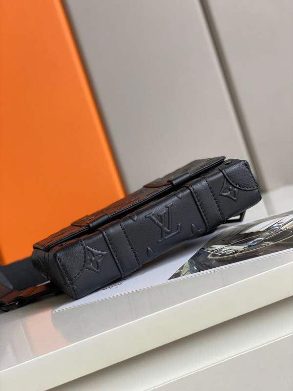 l**is V*t*n trunk slingbag