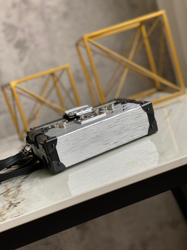 l**is V*t*n petite malle