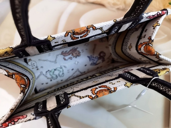 small D*or book tote