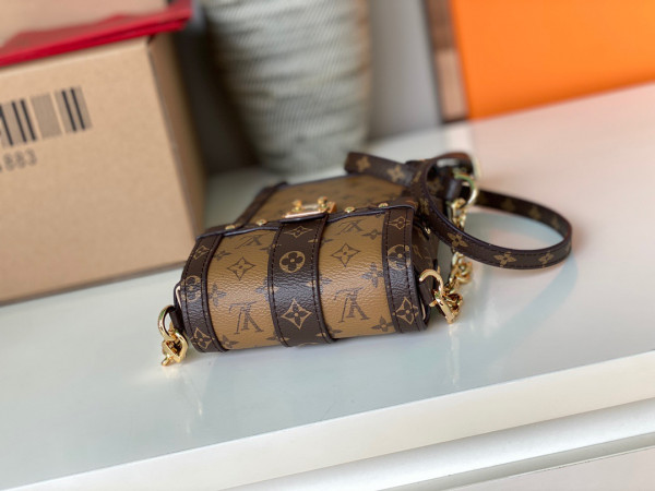 l**is V*t*n vertical trunk pochette