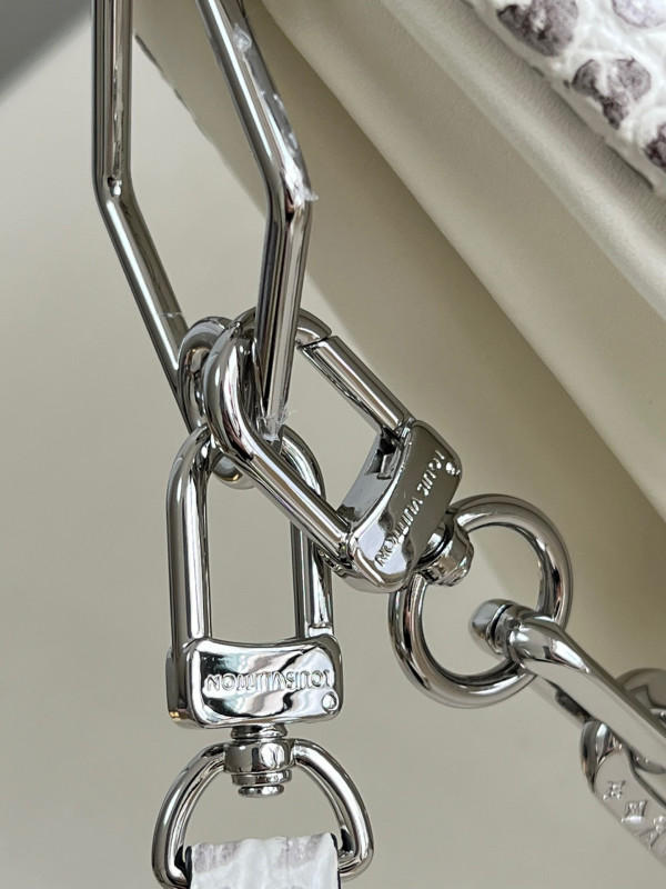 l**is V*t*n coussin pm