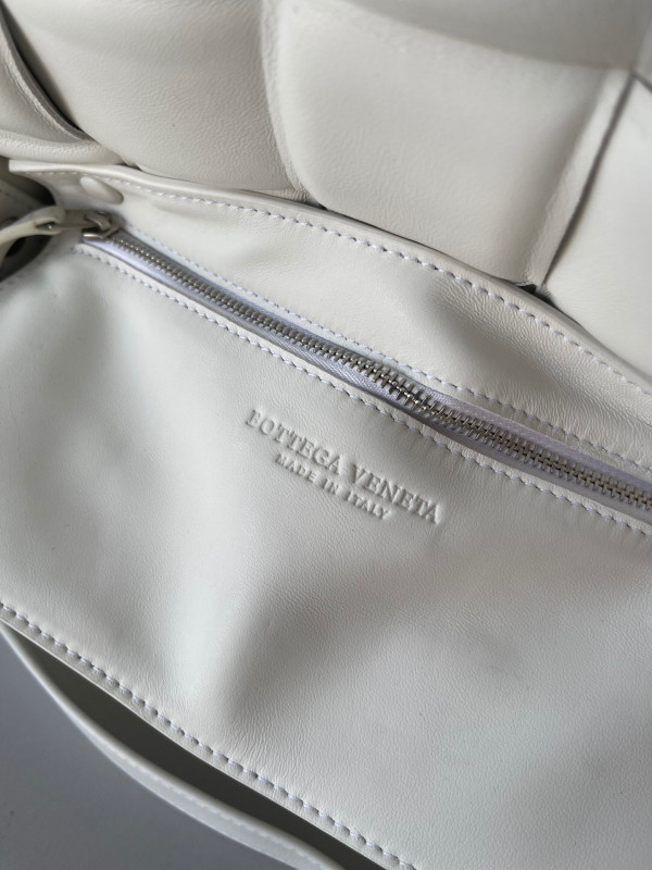 Bo*te*ga ve*ne*ta cassette