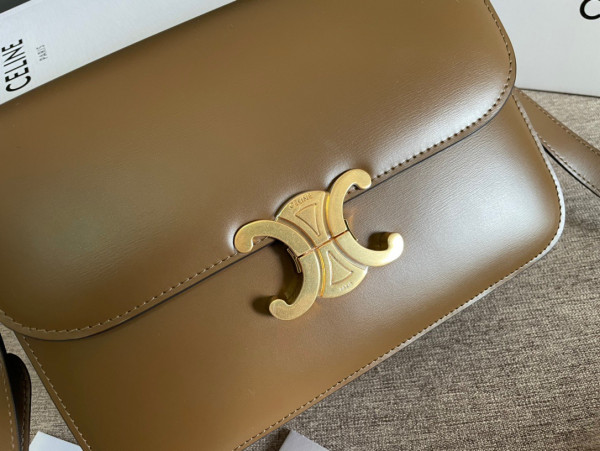 Ce**e classique triomphe bag