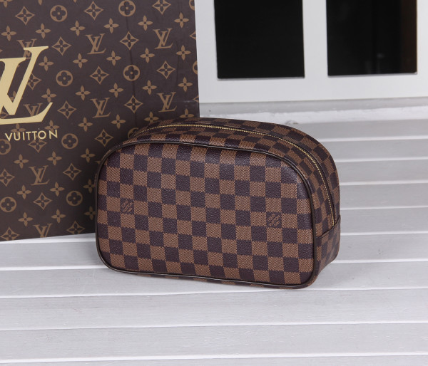 l**is V*t*n toiletry bag