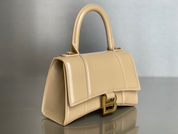 Ba*len*cia*ga hourglass