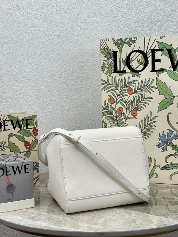 LOEWE Hammock Nugget bag