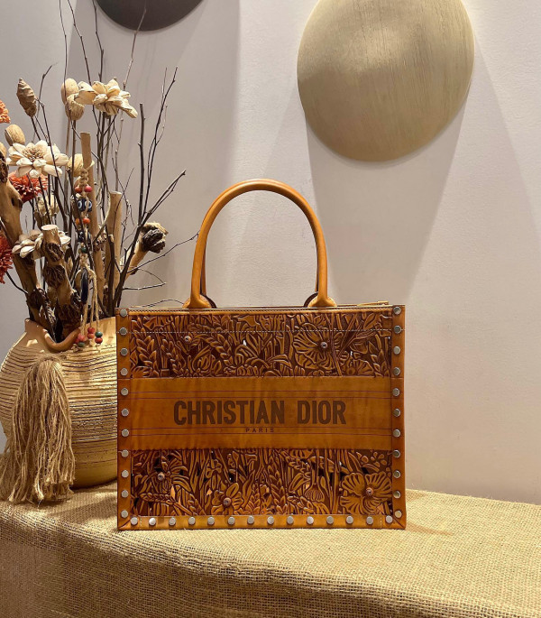 large D*or book tote