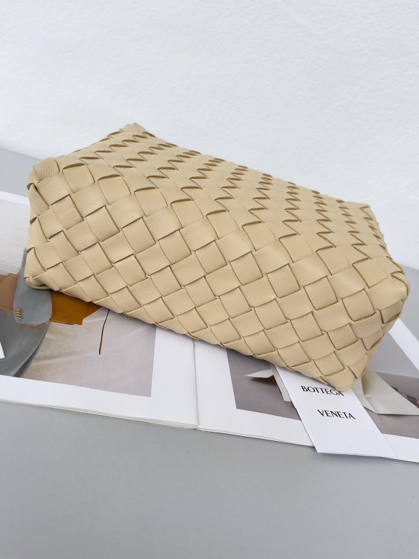 Bo*te*ga ve*ne*ta small loop camera bag