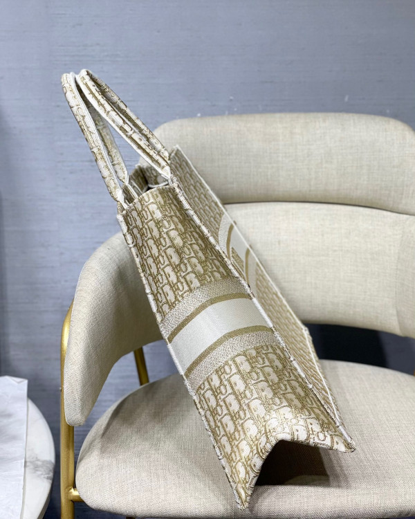 large D*or book tote