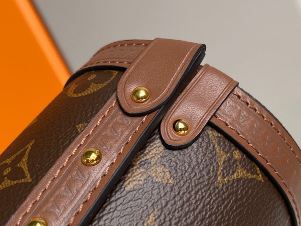 l**is V*t*n papillon trunk