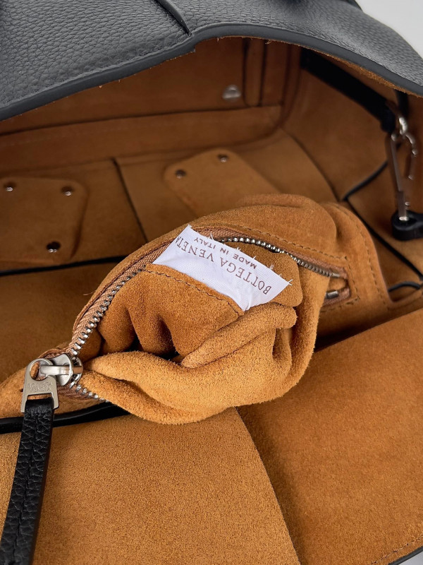 Bo*te*ga ve*ne*ta mini arco