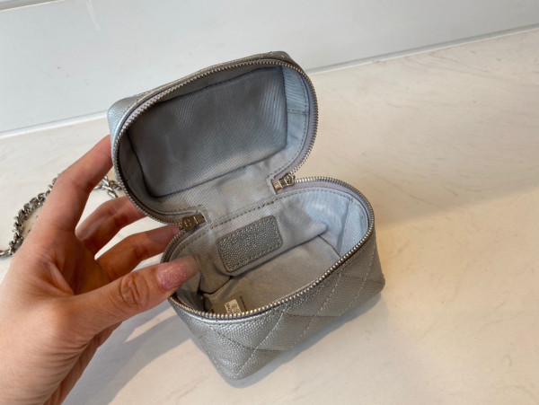 CL SMALL VANITY WITH CHAIN