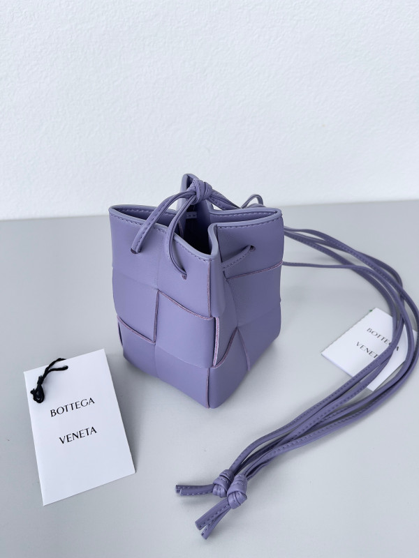 Bo*te*ga ve*ne*ta mini cassette bucket bag