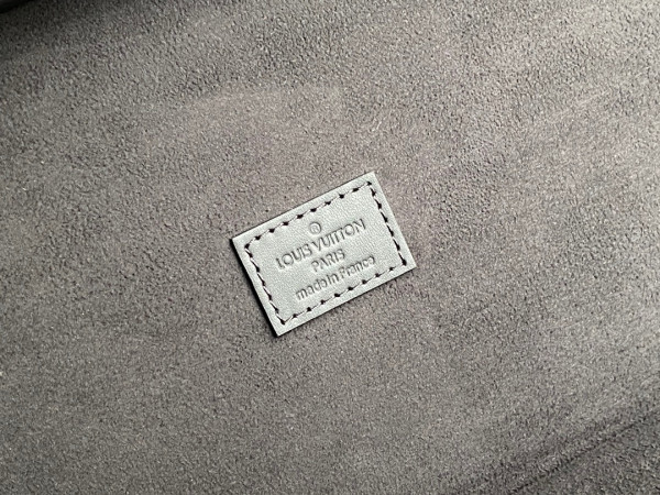 l**is V*t*n coffret accessoires