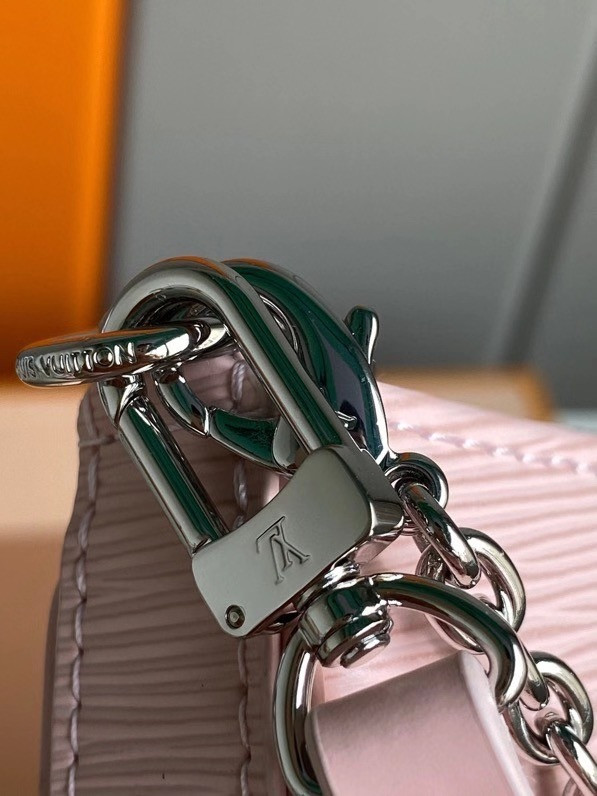 l**is V*t*n easy pouch on strap