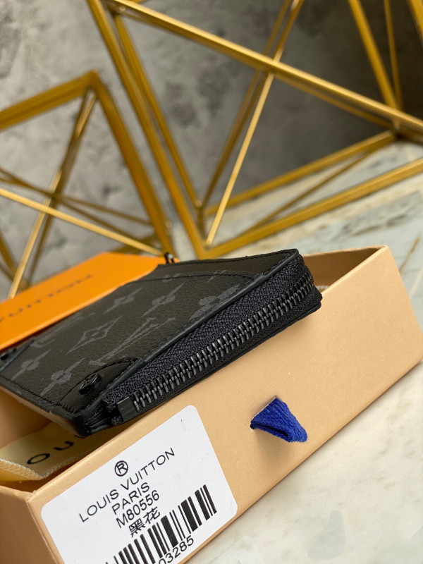 l**is V*t*n multi card holder trunk