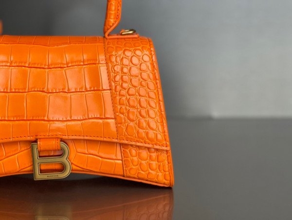 Ba*len*cia*ga hourglass