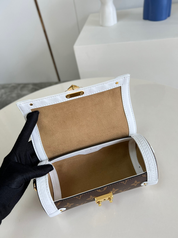 l**is V*t*n papillon trunk